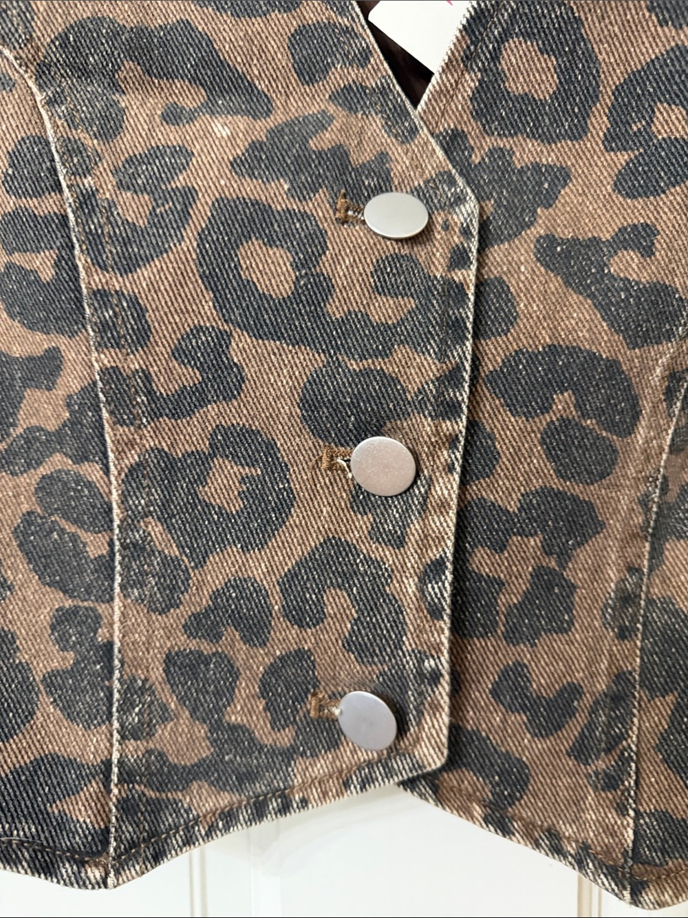 So Me Leopard-Print Buttoned Vest in Brown and Black - Picture 2 of 5
